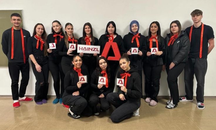 Die Schüler der 4C konnten die Firma Hainzl als Partner gewinnen. (Foto: HAK Traun)