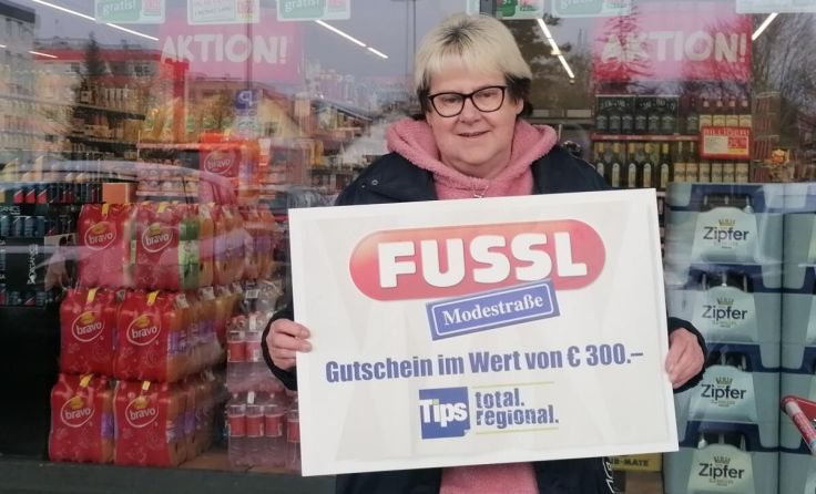 Romana Verschueren aus Traun wurde vom Tips-Glücksengerl überrascht. (Foto: Tips/Ramaseder)