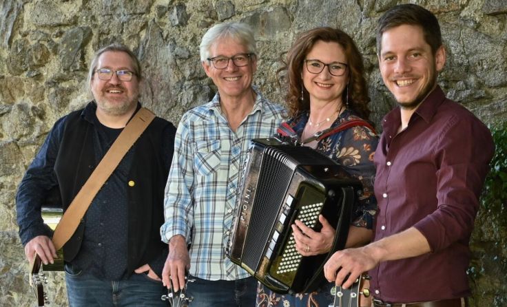 Die Medley Folk Band bringt ordentlich Stimmung in den Dorfstadl. (Foto: Koll)