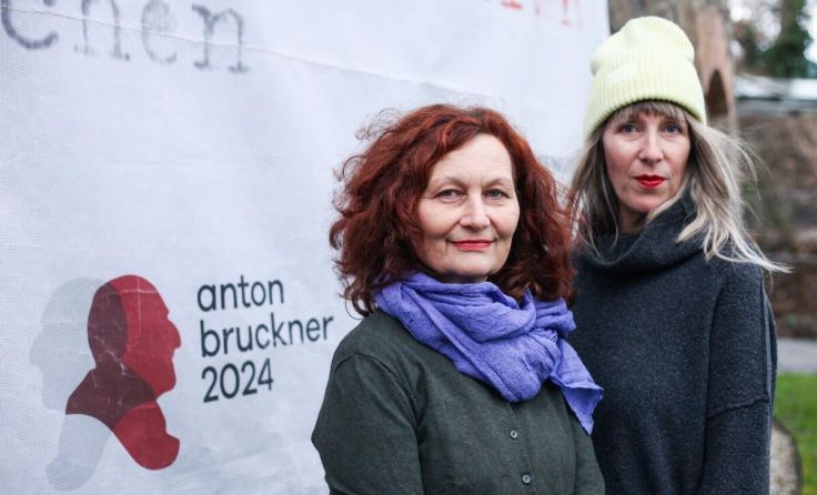Die Kuratorinnen Bibiana Weber und Michaela Reisenberger (v.l.) (Foto: Lukas Jakob Löcker)