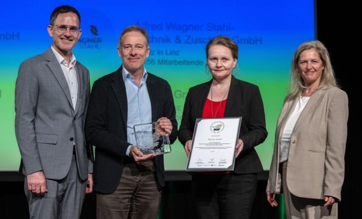 Thomas Bawart (2. v.l.) und Dr. Claudia Gerstl (3. v.l.) mit dem BGF-Gütesiegel (Foto: Banner)