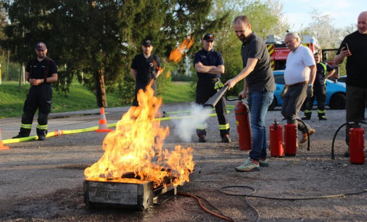 Die Brandverhütungsstelle zeigte, wie ein Gasbrand zu löschen ist. (Foto: Tips/Ramaseder)