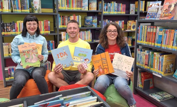 Übergabe der Bücherspende (Foto: Kinderfreunde Haid)