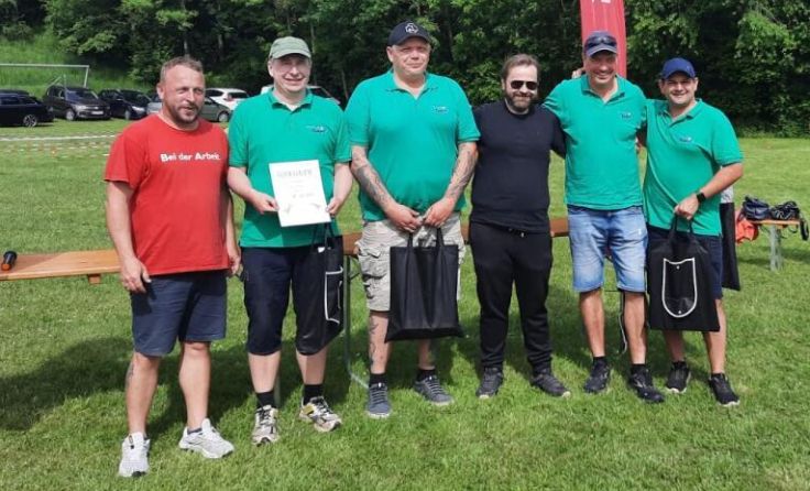 Roland Primetzhofer (l.) gratuliert der siegreichen Mannschaft "Bachlmühle". (Foto: privat)