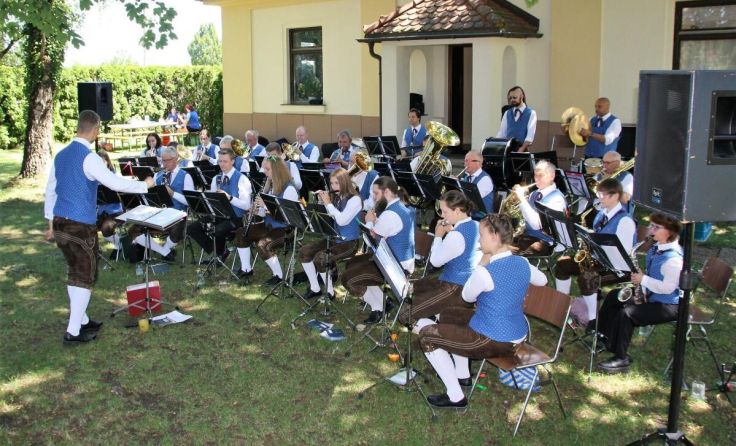 Die Trachtenkapelle Traun untermalt das Fest musikalisch. (Foto: Siebenbürger Nachbarschaft Traun)