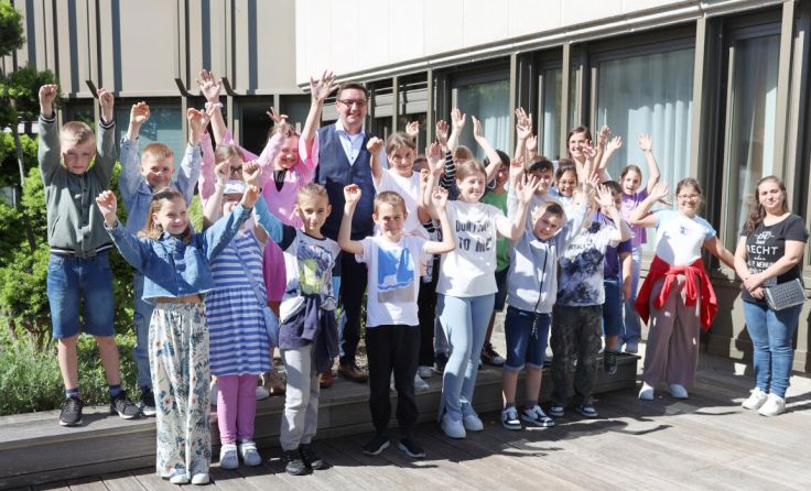 Bürgermeister Koll mit einer Trauner Schulklasse am Rathausbalkon. (Foto: Stadtarchiv Traun)