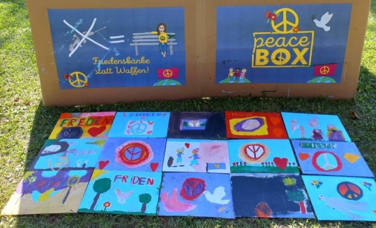Stolz präsentieren die Kinder ihre Kunstwerke. (Foto: Kinderfreunde OÖ)
