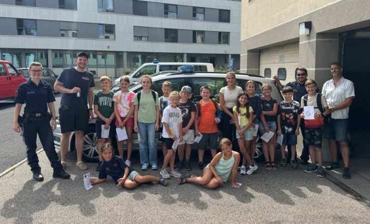 Die Kinder erfuhren beim Besuch viel über die tägliche Polizeiarbeit. (Foto: FPÖ Pucking)