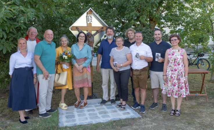 Das restaurierte Wegkreuz bekam einen ehrenvollen Standort. (Foto: Erwin Leimlehner)