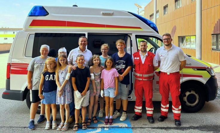 Vor dem Rettungswagen beim Roten Kreuz Traun. (Foto: Stadtgemeinde Ansfelden)