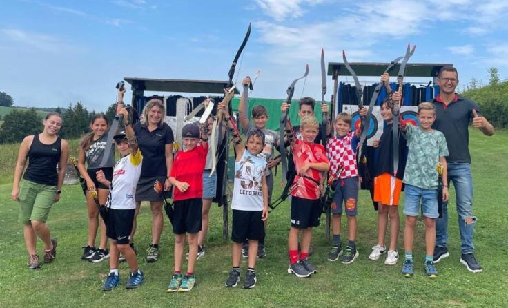 Die Schüler nahmen auch heuer zahlreich an der Bogensport-Aktion teil. (Foto: ÖVP Kematen)