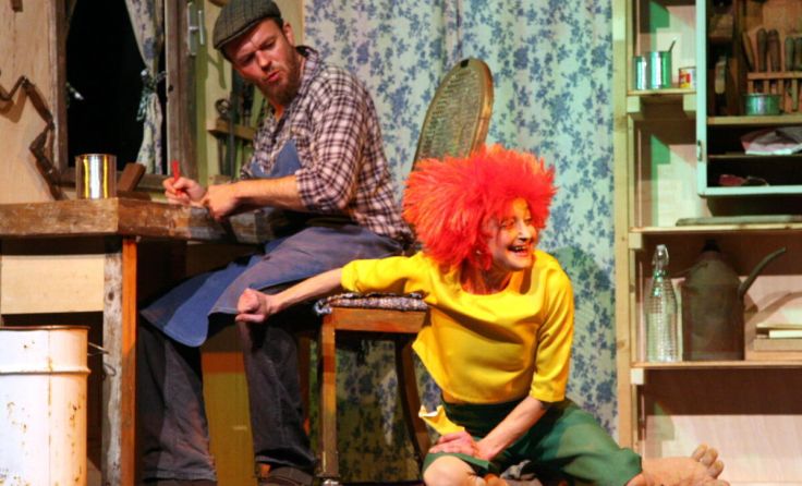 Pumuckl lässt den Meister Eder nicht zur Ruhe kommen. (Foto: Theater Tabor)