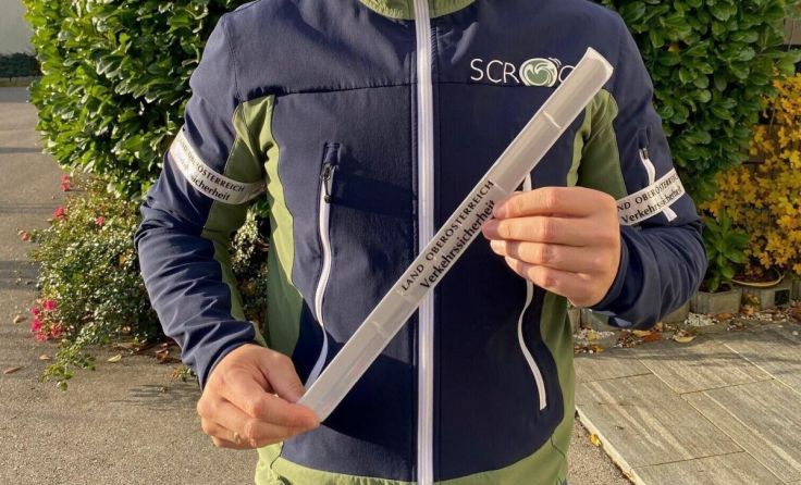 Christian Deutinger mit den Reflektorbändern (Foto: FPÖ Kematen)