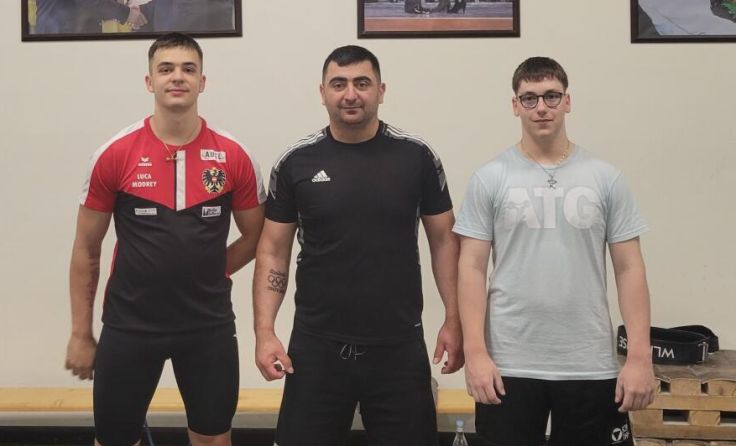 Jonas Klinger (l.) und Luca Modrey (r.) mit Nationalcoach Sargis Martirosjan (Foto: Conny Högg)