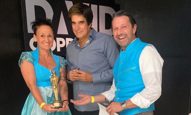 Die Alpen-Magier Michael (r.) und Claudia mit Legende David Copperfield. (Foto: privat)