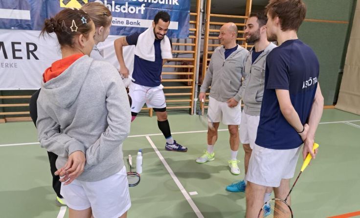 Die Mannschaft bespricht die Aufstellung vor dem Spiel (Foto: ASKÖ Traun)
