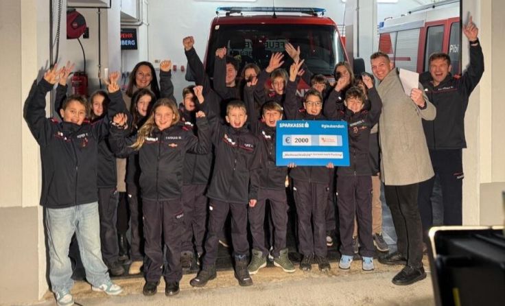 Puckings Bürgermeister Thomas Altof mit der Feuerwehrjugend. (Foto: Feuerwehr Weissenberg)
