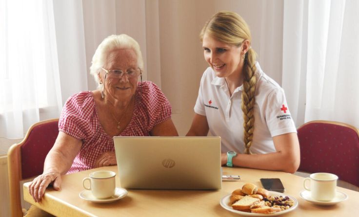 Birgit und Hertha beim Digital- Training (Foto: OÖRK/Silke Pachinger)