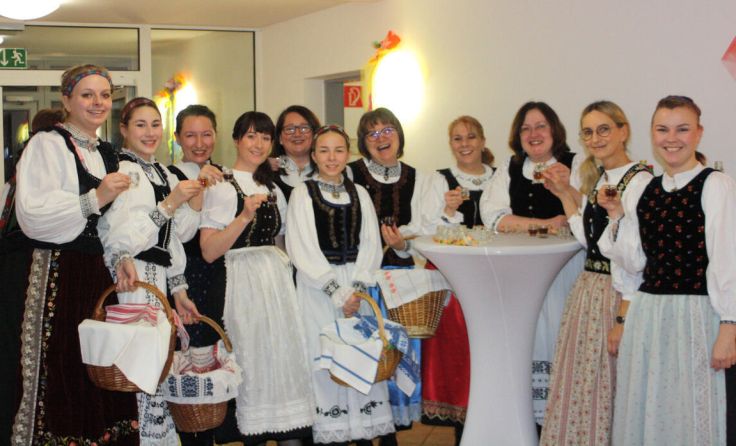 Die „Dirndln“ bringen gut gefüllte Jausenkörbe mit. (Foto: Siebenbürger Nachbarschaft)