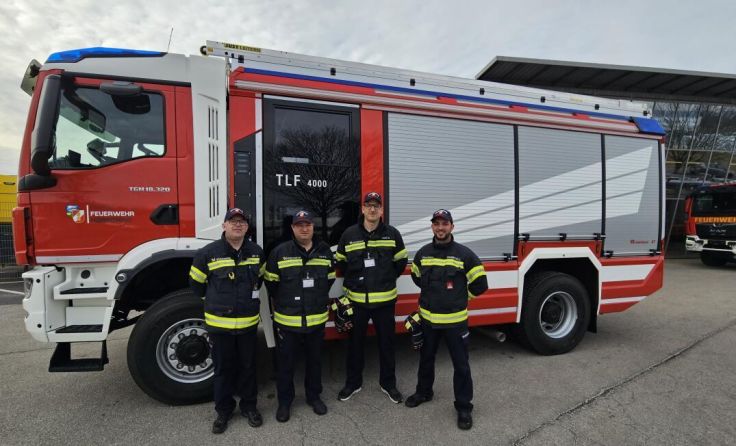 Das neue Tanklöschfahrzeug wurde an die FF Hörsching übergeben. (Foto: FF Hörsching)