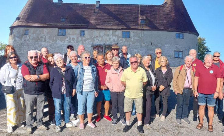 Die Reisegruppe vor dem Hauptgebäude in Burghausen. (Foto: Rauchclub Frohsinn)