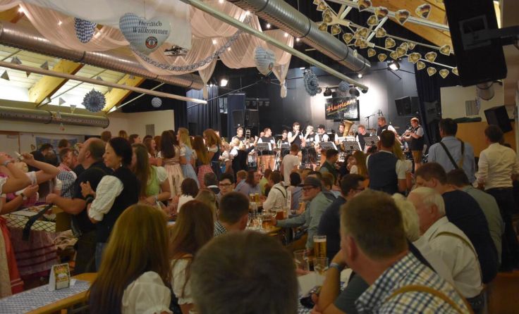 Beste Stimmung im Gemeindezentrum ist garantiert. (Foto: Trachtenkapelle Kirchberg-Thening)