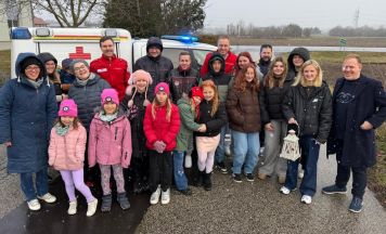 Kinderfreunde bringen Friedenslicht zu Einsatzkräften