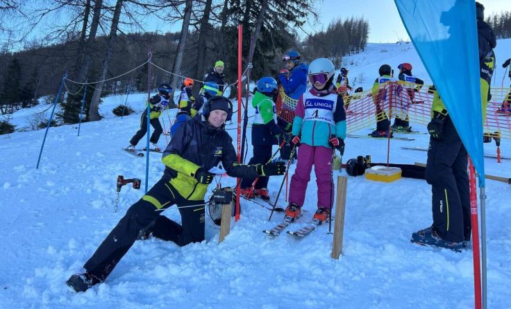 Die letzten Startvorbereitungen im Skigebiet Hinterstoder. (Foto: Ski Racing Team Neuhofen)