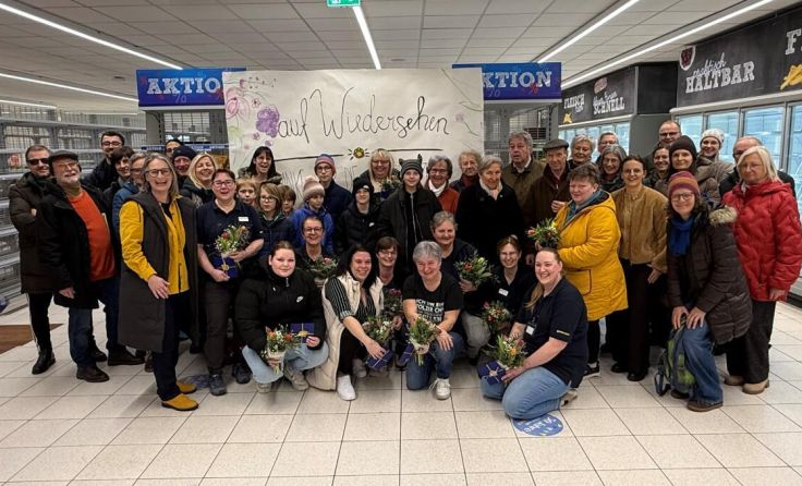 Unimarkt-Mitarbeiterinnen werden mit Blumen und Dankesworten verabschiedet. (Foto: privat)
