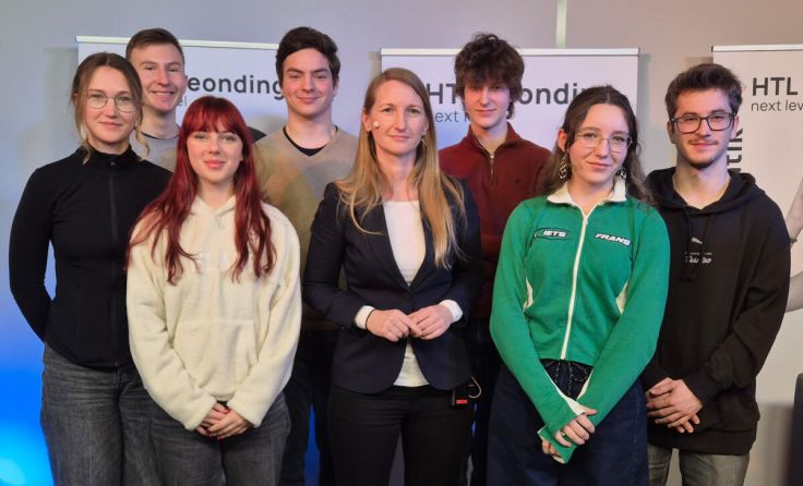 Verfassungsschutzdirektorin Sylvia Mayer im Kreise einiger Schüler. (Foto: HTL Leonding)