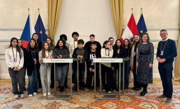 Schüler der Musikmittelschule Traun treffen Bundespräsident und Ministerin in Wien