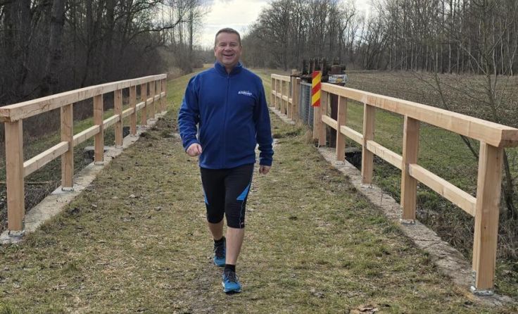 Bürgermeister Partoll genießt den neu eröffneten Damm. (Foto: Stadt Ansfelden)