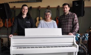 Neues Klavier für Ennser Musikmittelschule