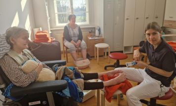 Wellnesstag zum Weltfrauentag in den Pflegezentren Christkindl und Schloss Gschwendt