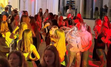 Tanzen statt Bildschirm: Jugenddisco begeistert Hunderte Jugendliche