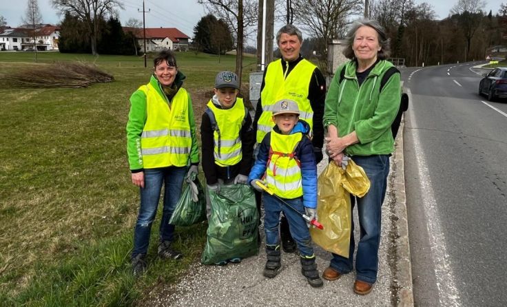 Die Gruppe der Grünen Wilhering bei der Müllsammelaktion im Mühlbachtal. (Foto: Grüne Wilhering)