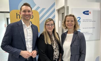 Betriebe treffen Jugendliche bei Jobbörse im AMS Traun