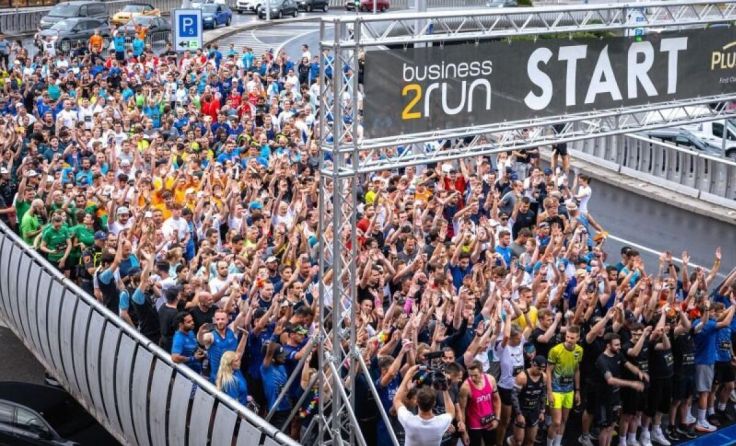 Teilnehmer des business2run PlusCity am Start der 5,9-km-Strecke. (Foto: Freund der Berge)