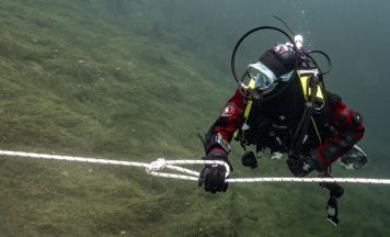 Wenn nichts mehr zu sehen ist: Eine Trauner Feuerwehrtaucherin erzählt