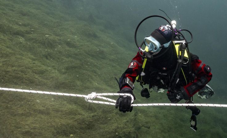 Zwischen Dunkelheit und Vertrauen zählt jeder Handgriff. (Foto: Karl Pils)