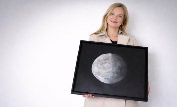 Künstlerin aus Hörsching bringt den Mond nach Italien