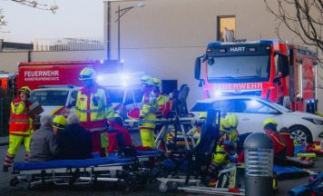 Einsatzkräfte proben Dachbrand-Szenario in Leondinger Wohnheim