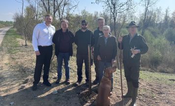 Bäume für morgen – Kinder packen in Pucking mit an