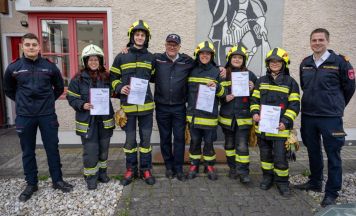 85 Feuerwehrmitglieder aus Linz-Land absolvieren Truppmannausbildung erfolgreich.