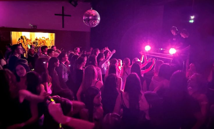 Jugendliche tanzen ausgelassen zur Musik von DJ Sharkx und Lutoks. (Foto: Gemeinde Kematen)