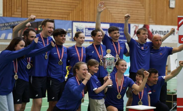 ASKÖ Traun feiert den Gewinn der österreichischen Badminton-Meisterschaft. (Foto: Kempter)
