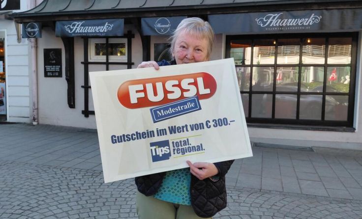 Claudia Ruhmanseder freut sich über den Gewinn des Fussl-Gutscheins. (Foto: Tips/Ramaseder)