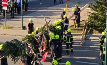 Oftering stellt Maibaum auf – und verliert ihn gleich wieder