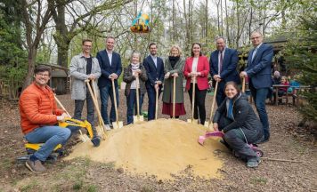 Drei Spatenstiche für Krabbelstube, Musikheim und Waldkindergarten