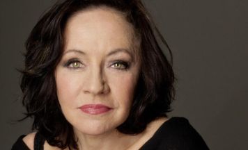 Maria Bill holt Piaf und Brel zurück auf die Bühne in der Spinnerei Traun